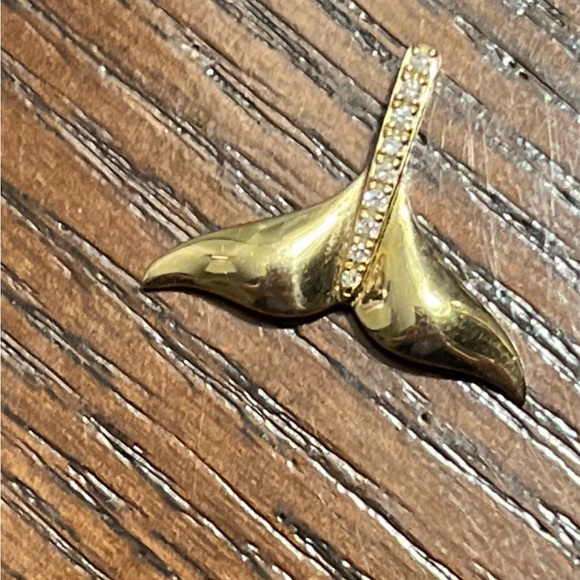 Effy solid 14k gold whale tail with diamonds like new, includes chain - Picture 3 of 5